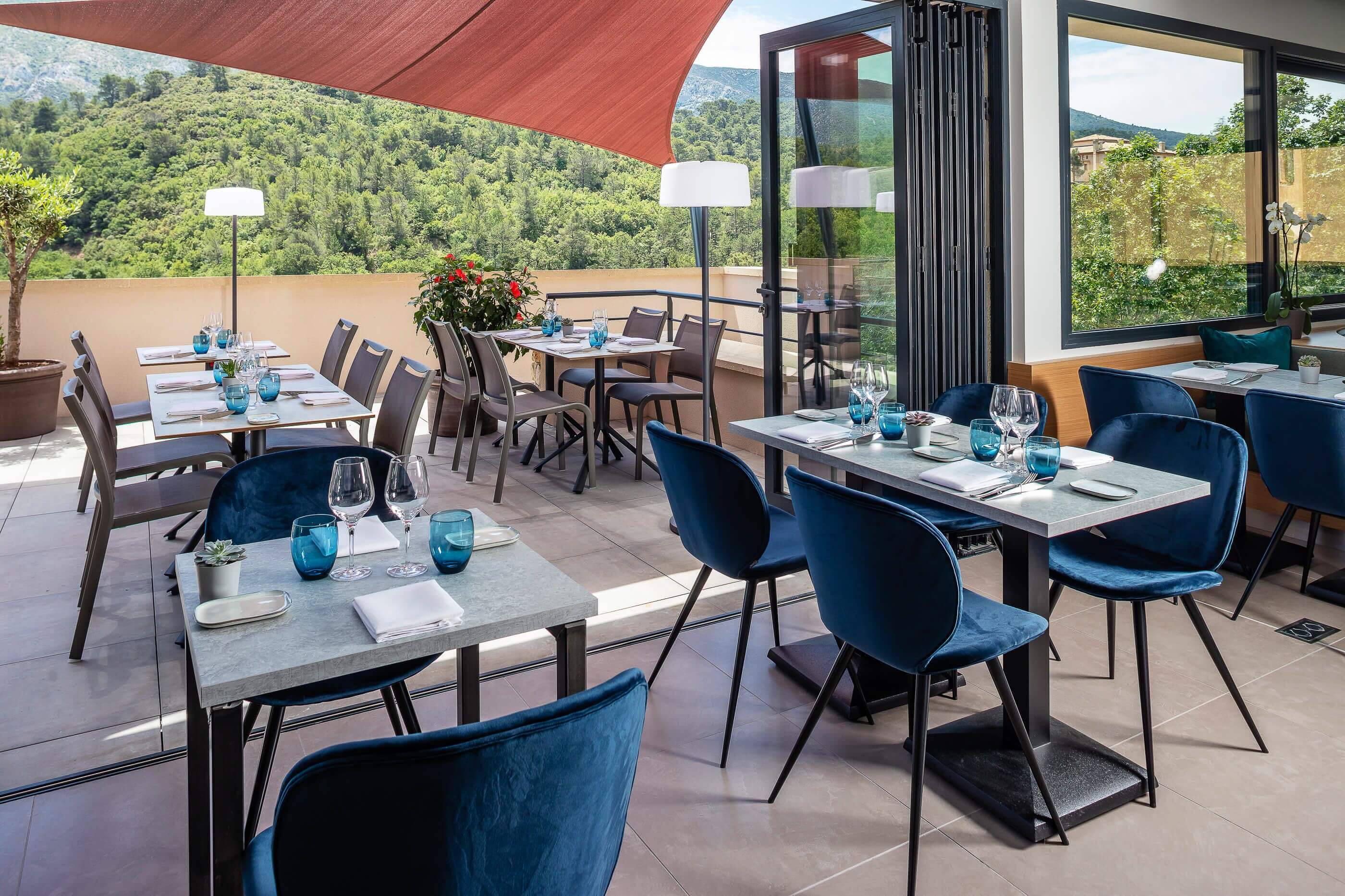 Hôtel Face Montagne Sainte Victoire · Hôtel Sainte Victoire Terrasse du Restaurant