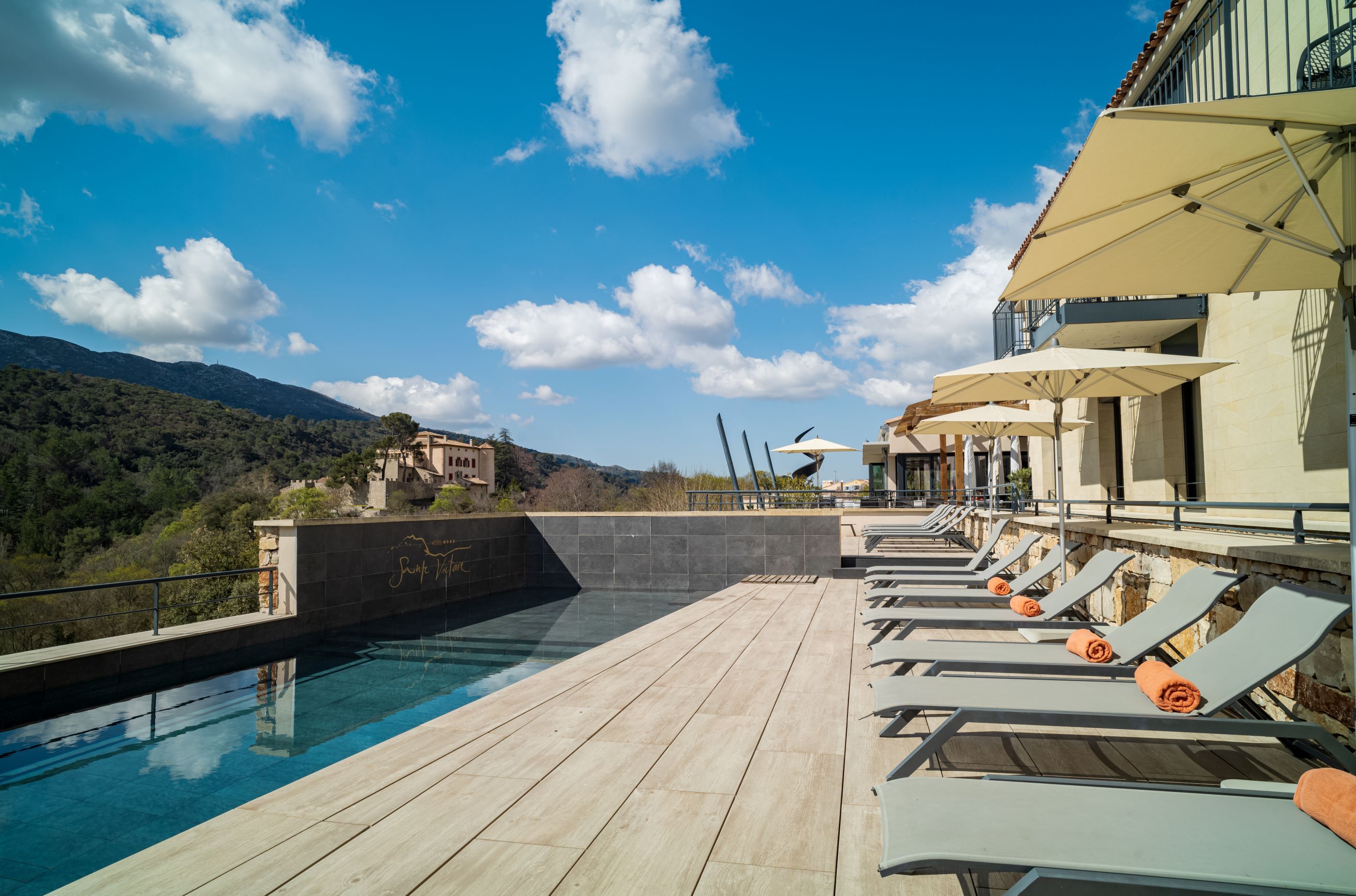 Hôtel Face Montagne Sainte Victoire · Hôtel Sainte Victoire Piscine Extérieure avec Vue 